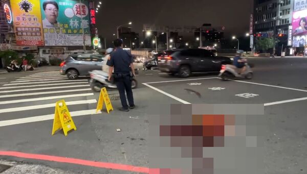 高雄嚴重車禍!機車騎士倒血泊「被目擊骨肉分離」緊急搶救中...