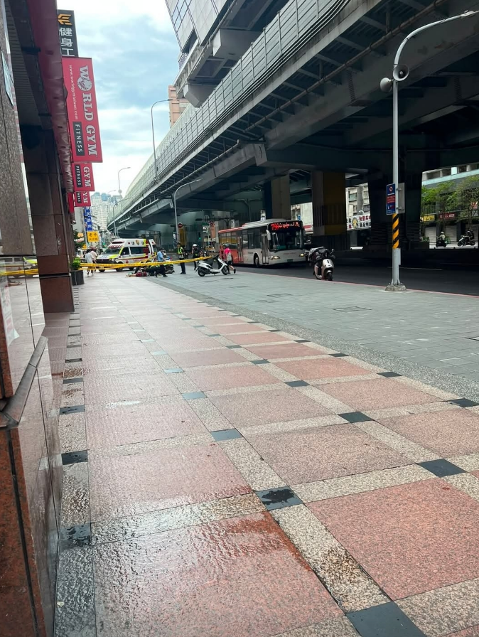 快訊/北捷景平站「驚見48歲男墜樓」!人行道全是血「送醫途中死亡」