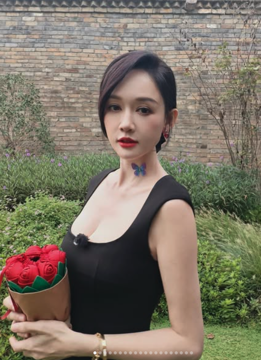 婚後突破尺度!陳喬恩「罕見解放深V曲線」 網全暈「47歲神仙身材」:被寵成少女❤️