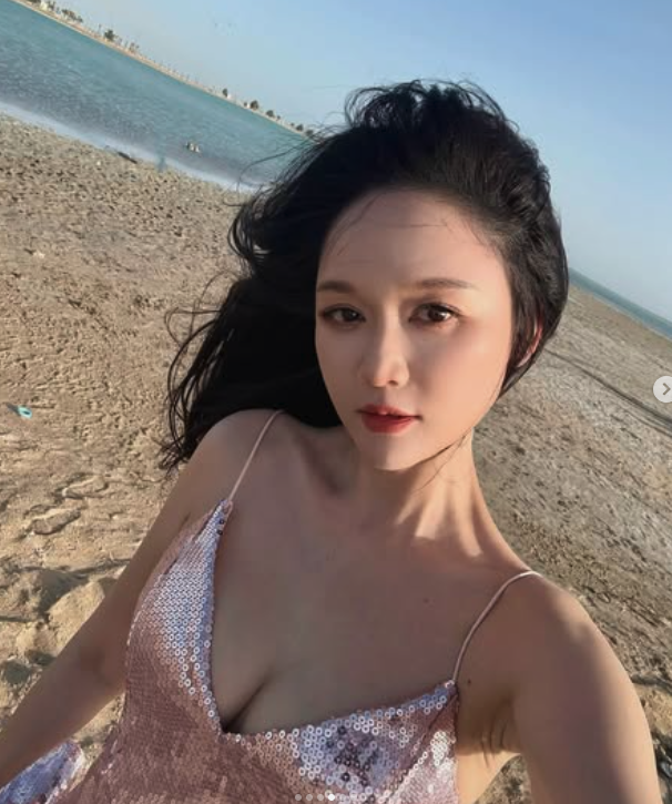 婚後突破尺度!陳喬恩「罕見解放深V曲線」 網全暈「47歲神仙身材」:被寵成少女❤️