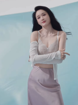 婚後突破尺度!陳喬恩「罕見解放深V曲線」 網全暈「47歲神仙身材」:被寵成少女❤️
