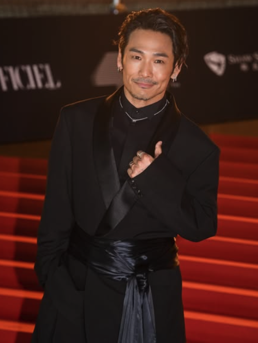 64歲亞洲舞王「娶小24歲嫩妻」看不出年齡差!被捕捉「童話般畫面」網讚:0負評凍齡男神❤️