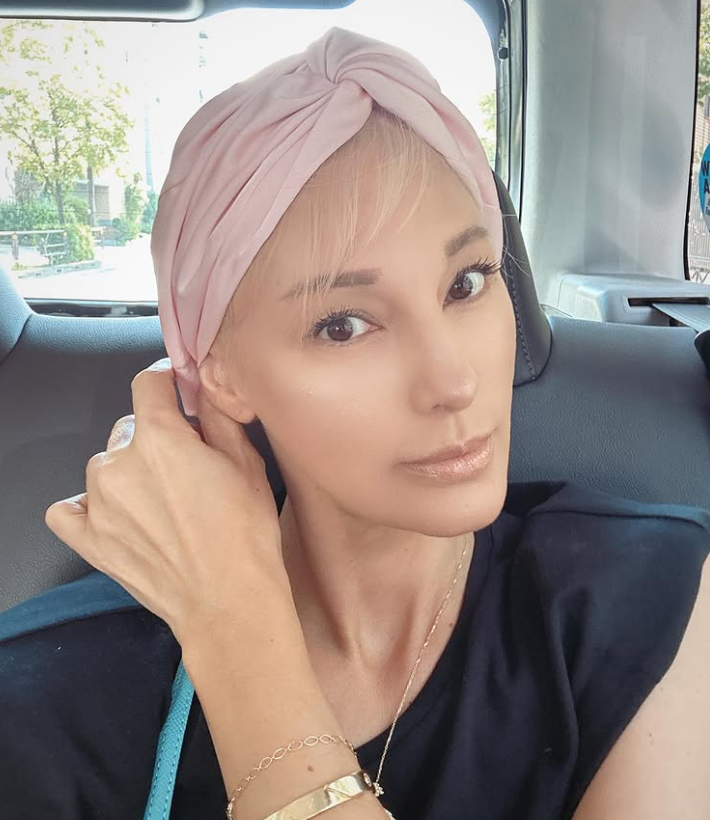 急切右乳保命!53歲女星「1粒藥就破千元」 曝天價醫藥費「不只身體受折磨」