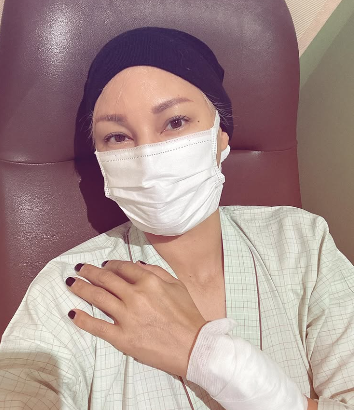 急切右乳保命!53歲女星「1粒藥就破千元」 曝天價醫藥費「不只身體受折磨」