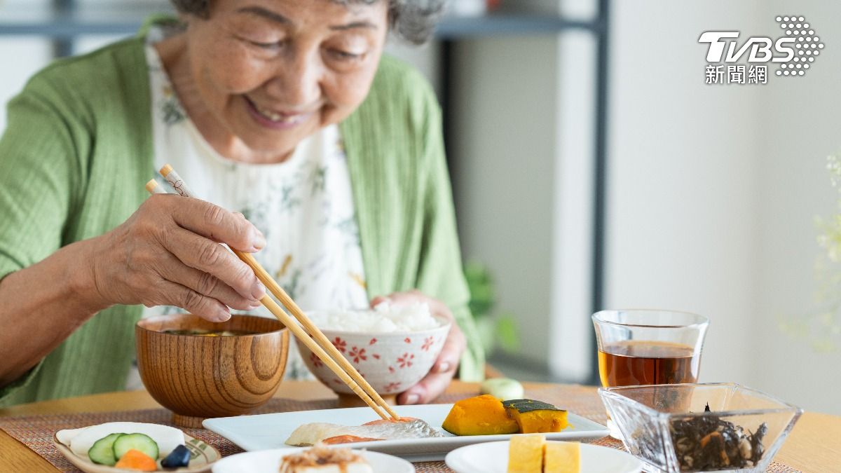 防失智不一定靠保健品!醫點名「4種食材」:助修復受損腦部