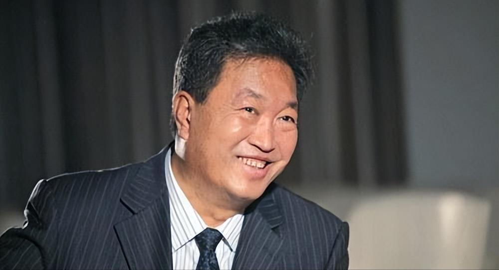 窮小子逆襲!他登頂百億首富「要12名女秘書陪伴」 卻因一樁謊言「在獄中度過餘生」