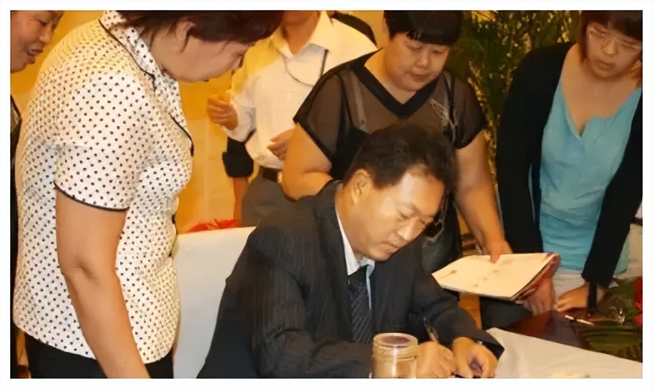 窮小子逆襲!他登頂百億首富「要12名女秘書陪伴」 卻因一樁謊言「在獄中度過餘生」