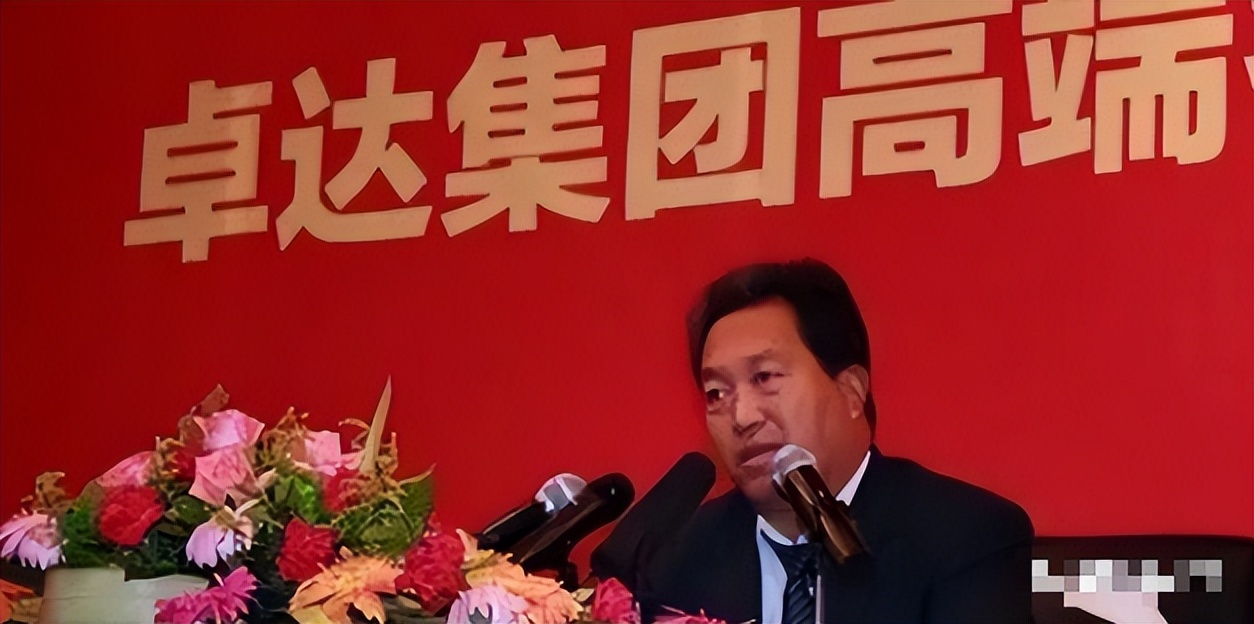 窮小子逆襲!他登頂百億首富「要12名女秘書陪伴」 卻因一樁謊言「在獄中度過餘生」