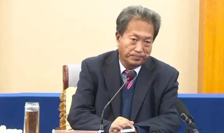 窮小子逆襲!他登頂百億首富「要12名女秘書陪伴」 卻因一樁謊言「在獄中度過餘生」