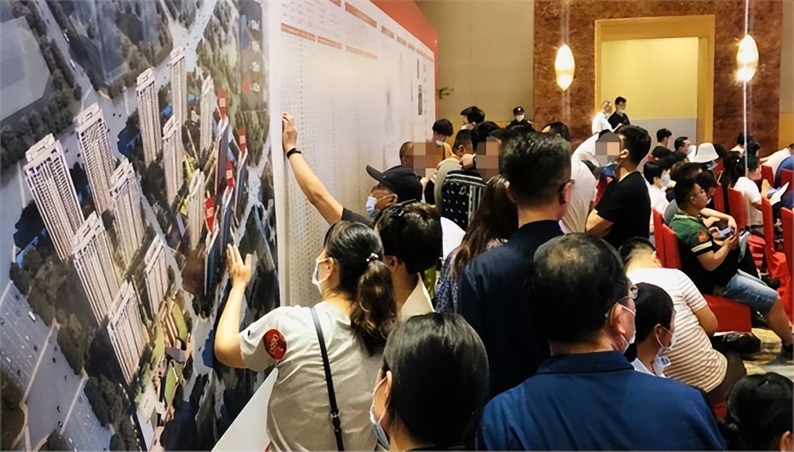 窮小子逆襲!他登頂百億首富「要12名女秘書陪伴」 卻因一樁謊言「在獄中度過餘生」