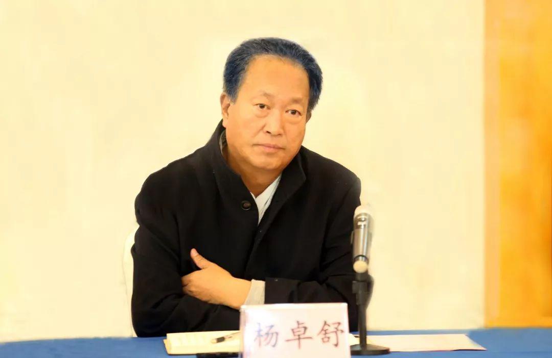 窮小子逆襲!他登頂百億首富「要12名女秘書陪伴」 卻因一樁謊言「在獄中度過餘生」