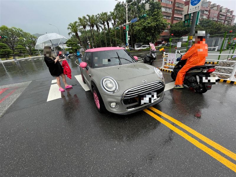 小甜甜撞飛女騎士!公開行車紀錄器「喊正義絕不退讓」網反嗆:死三寶