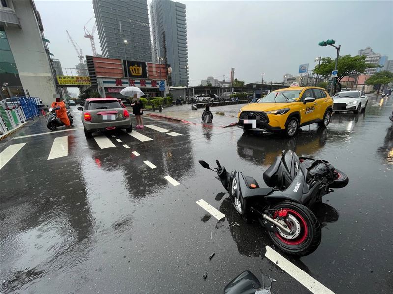 小甜甜撞飛女騎士!公開行車紀錄器「喊正義絕不退讓」網反嗆:死三寶