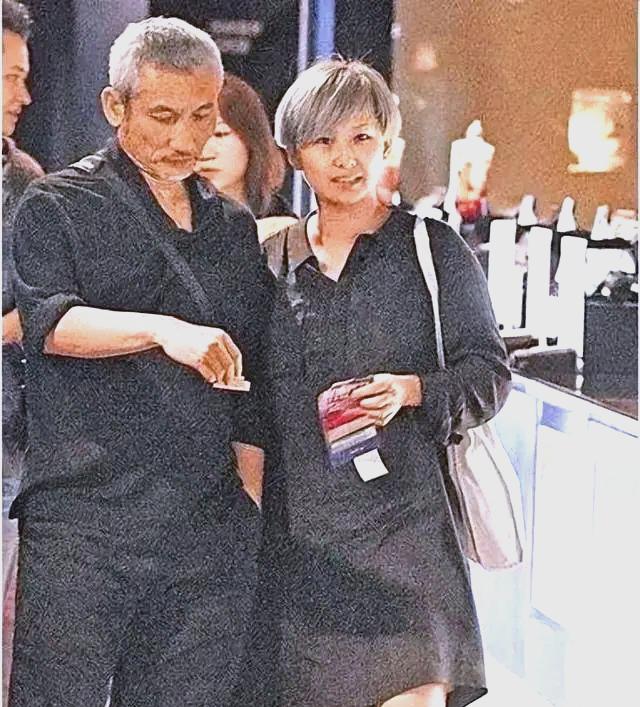 淚別已故前妻!75歲大咖導演「樂擁小30歲新歡」...甜約會「女方竟一夜白髮」