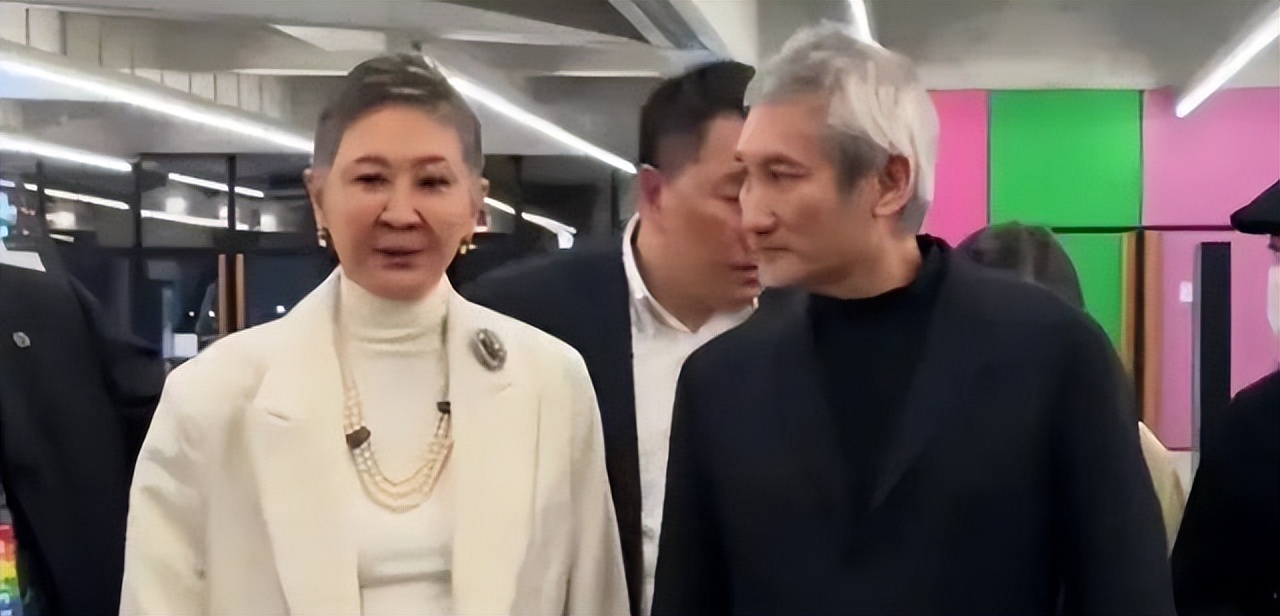 淚別已故前妻!75歲大咖導演「樂擁小30歲新歡」...甜約會「女方竟一夜白髮」