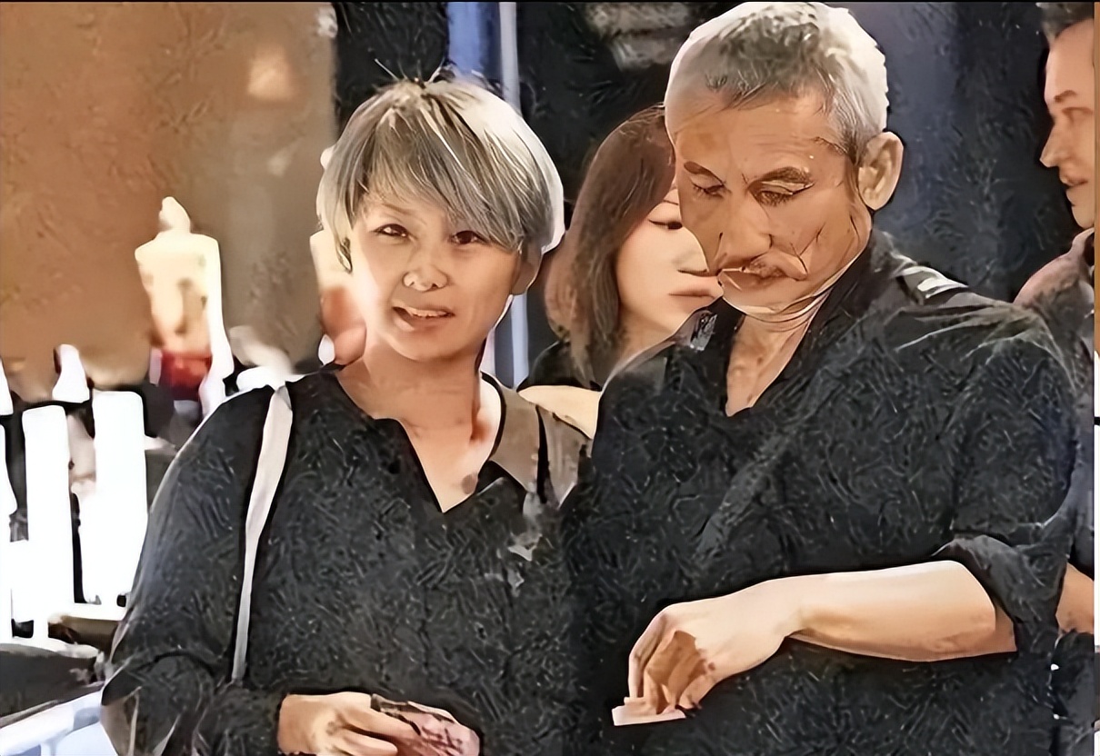 淚別已故前妻!75歲大咖導演「樂擁小30歲新歡」...甜約會「女方竟一夜白髮」