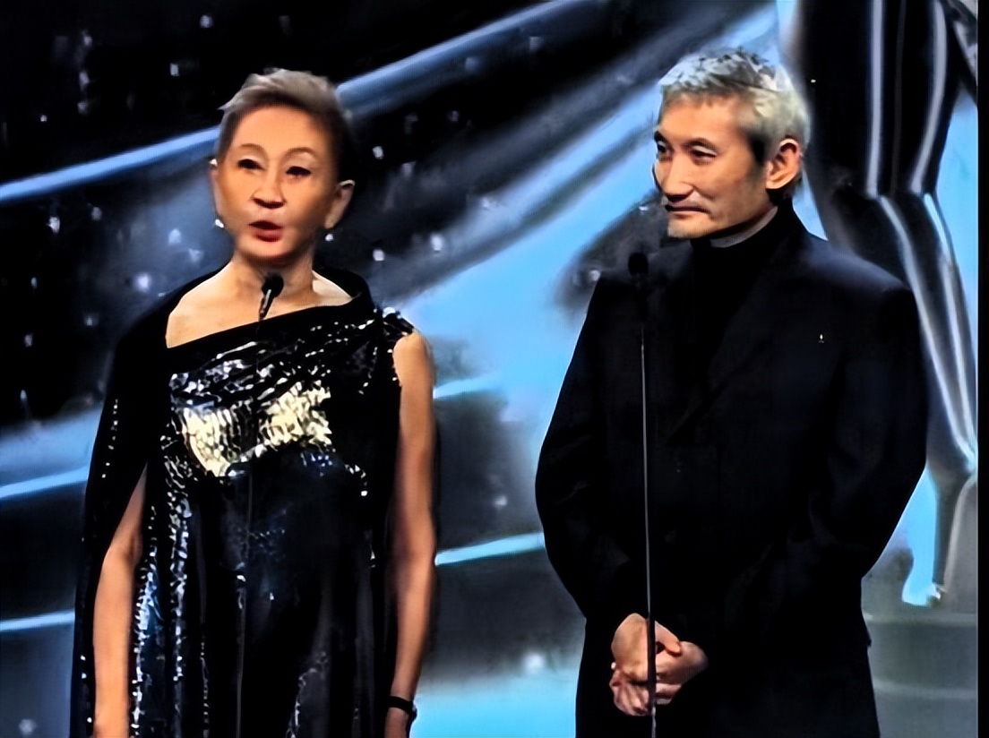 淚別已故前妻!75歲大咖導演「樂擁小30歲新歡」...甜約會「女方竟一夜白髮」