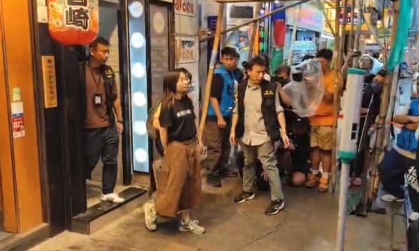 香港書店店員「遭大規模逮捕」!只因「進口台灣這本書」政府回應了