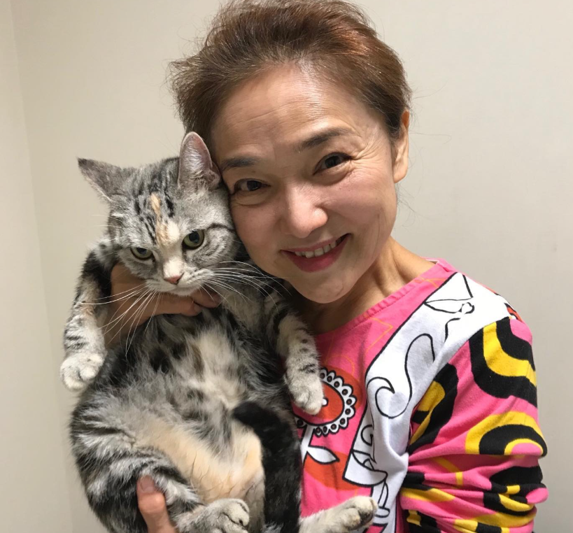 年輕漂亮又火辣!知名女星「自爆和成龍不倫戀」 離婚外國尪「71歲狀態超驚人」