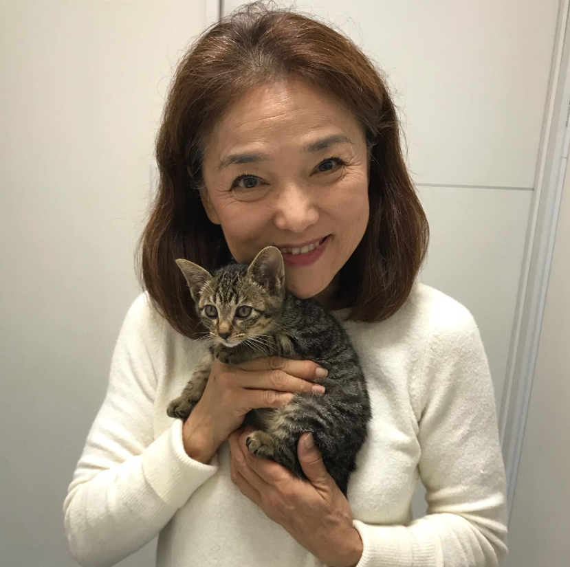 年輕漂亮又火辣!知名女星「自爆和成龍不倫戀」 離婚外國尪「71歲狀態超驚人」