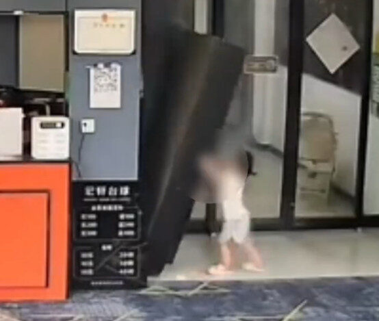 爸媽沒在看!女童玩耍扒倒貨架「慘遭砸中頭部」後續曝光