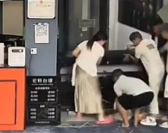 爸媽沒在看!女童玩耍扒倒貨架「慘遭砸中頭部」後續曝光
