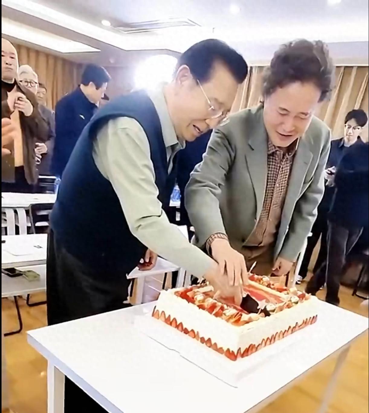 87歲歌王「手抖切慶生蛋糕」!高齡卻不敢退休「全因30歲逆子」晚年太唏噓...