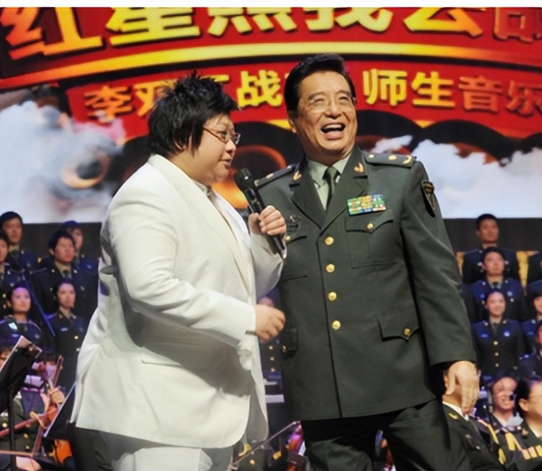 87歲歌王「手抖切慶生蛋糕」!高齡卻不敢退休「全因30歲逆子」晚年太唏噓...