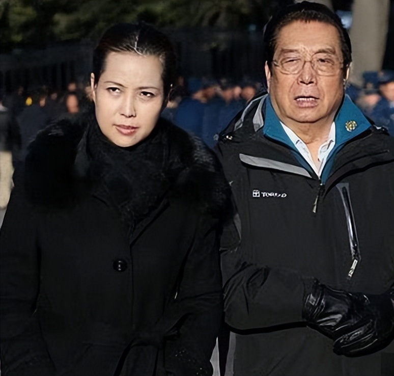 87歲歌王「手抖切慶生蛋糕」!高齡卻不敢退休「全因30歲逆子」晚年太唏噓...