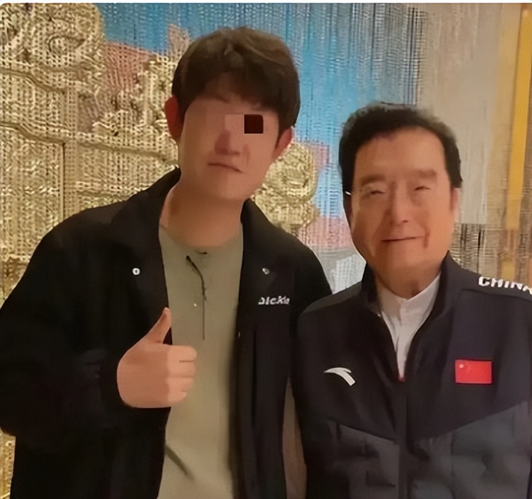 87歲歌王「手抖切慶生蛋糕」!高齡卻不敢退休「全因30歲逆子」晚年太唏噓...