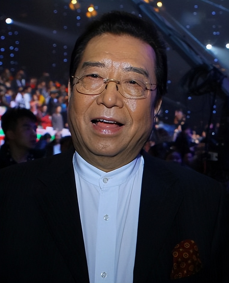 87歲歌王「手抖切慶生蛋糕」!高齡卻不敢退休「全因30歲逆子」晚年太唏噓...