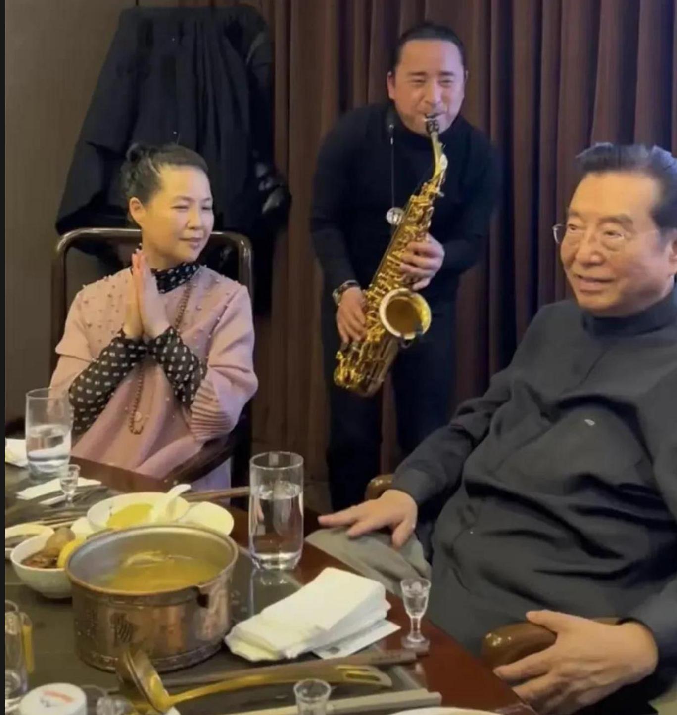 87歲歌王「手抖切慶生蛋糕」!高齡卻不敢退休「全因30歲逆子」晚年太唏噓...