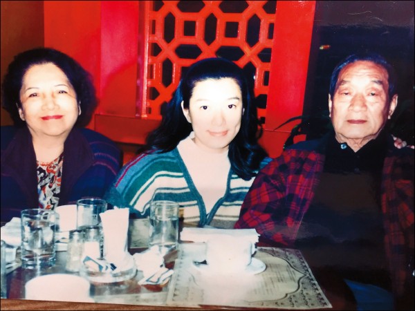 認小三當乾媽！趙詠華「19歲後沒見過生母」頓失親情　謝她陪伴30年「替抄心經祈福」：恩情還不完