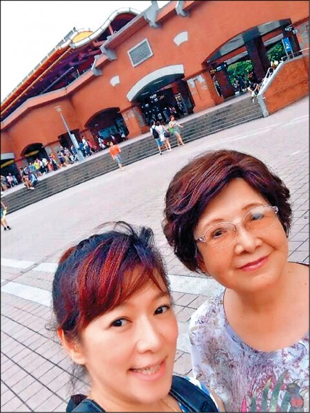 認小三當乾媽！趙詠華「19歲後沒見過生母」頓失親情　謝她陪伴30年「替抄心經祈福」：恩情還不完