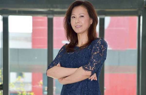 年過50仍是美魔女「花系列女神」!淡出演藝圈後「改行跑去...」名揚國際成台灣之光