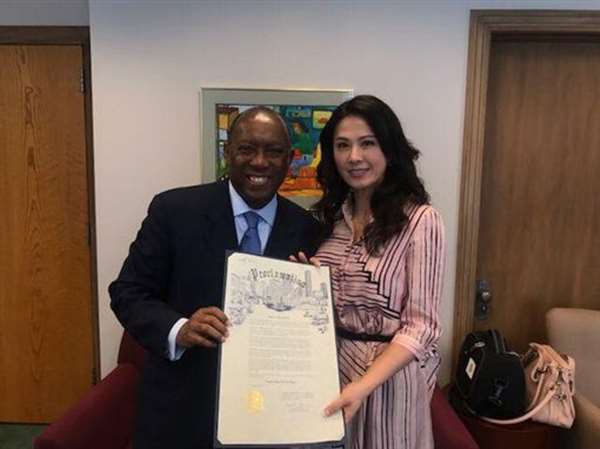 年過50仍是美魔女「花系列女神」!淡出演藝圈後「改行跑去...」名揚國際成台灣之光