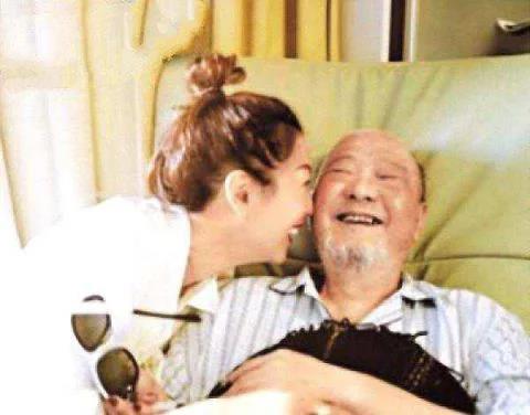 鄭秀文嫌老人住房太大,竟把80歲父母趕去「住小屋」,卻被讚:娛樂圈最孝順女兒