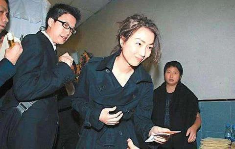 鄭秀文嫌老人住房太大,竟把80歲父母趕去「住小屋」,卻被讚:娛樂圈最孝順女兒