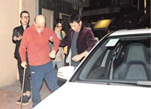 鄭秀文嫌老人住房太大,竟把80歲父母趕去「住小屋」,卻被讚:娛樂圈最孝順女兒