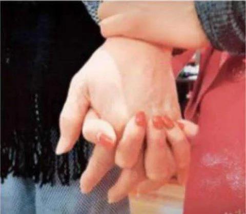 鄭秀文嫌老人住房太大,竟把80歲父母趕去「住小屋」,卻被讚:娛樂圈最孝順女兒