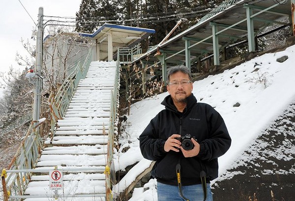 他在海嘯撿到情侶合照「卻無法確定兩人現況」！直到1年半，一個女生指著照片：這是我