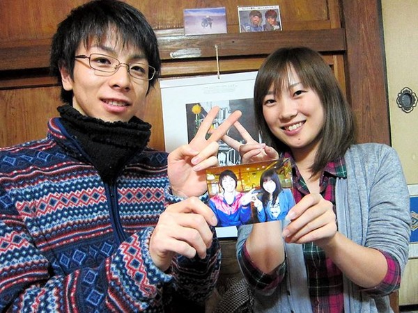 他在海嘯撿到情侶合照「卻無法確定兩人現況」！直到1年半，一個女生指著照片：這是我