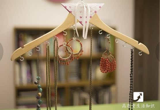 衣架其實應該倒過來用？看完不得不服了「神奇的妙用」真多