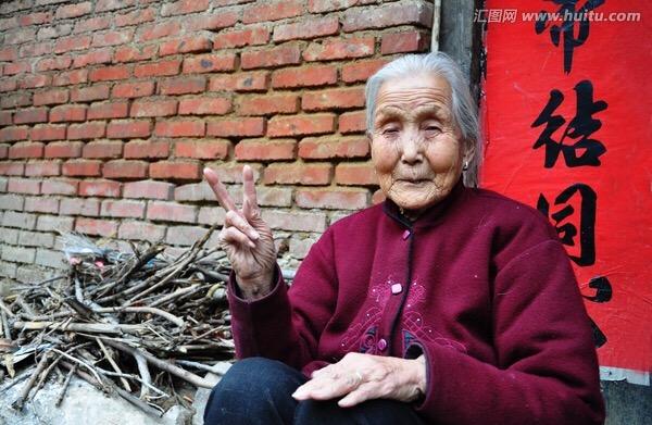 老寡婦離開前「試探3個女兒」誰最孝順！吃了3次飯「落了3次淚」卻把傳家寶給了她