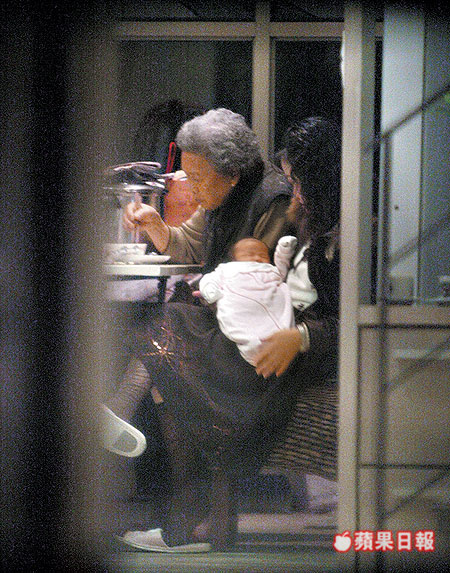 丁國琳生下女胎「孩子的爸」卻和別人結婚！生活困難「秦楊伸援手」哽咽：我值得更好的男人