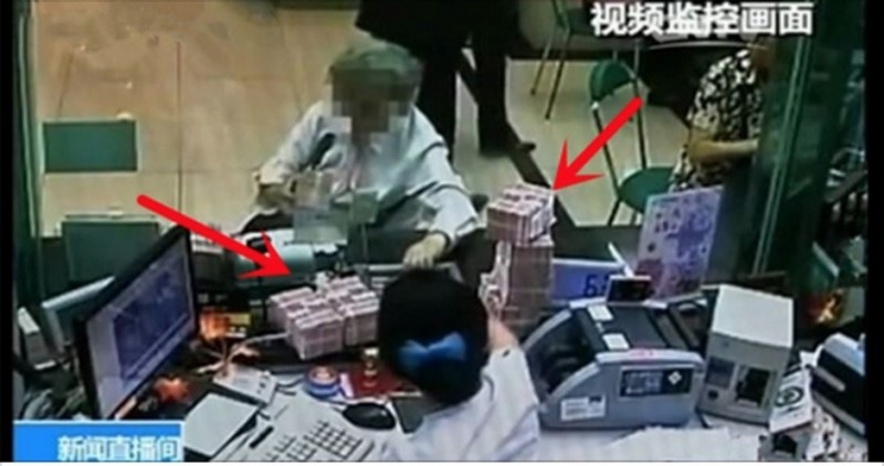 被刁難！阿嬤銀行領錢500「被櫃台小姐冷眼」：小錢請去ATM　下一秒「不然我全領出來」主管都慌了