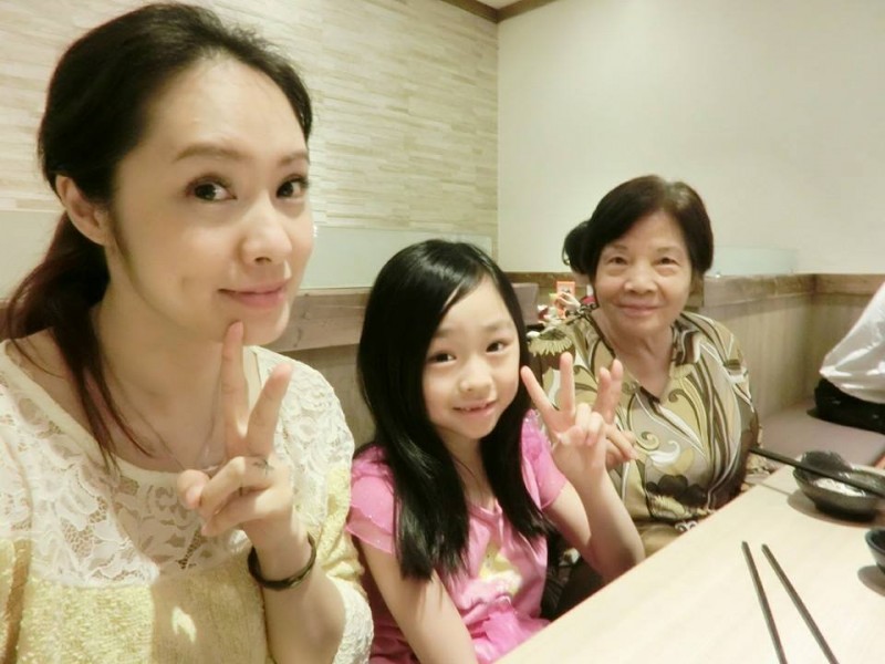 洪百榕當年「高齡懷3胎」全家樂歪!11歲大兒子卻冷冷一句話「她當場愧疚爆淚」