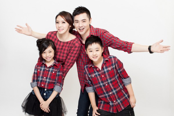 洪百榕當年「高齡懷3胎」全家樂歪!11歲大兒子卻冷冷一句話「她當場愧疚爆淚」