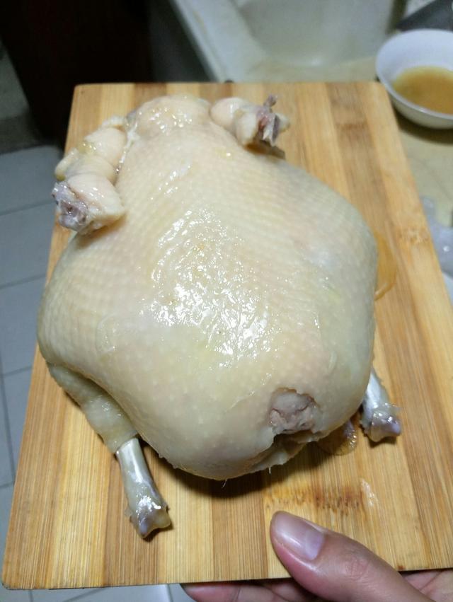 不油不膩！教你隔水蒸出「水晶雞」超簡單　婆媽讚不絕口「一隻雞都不夠吃」