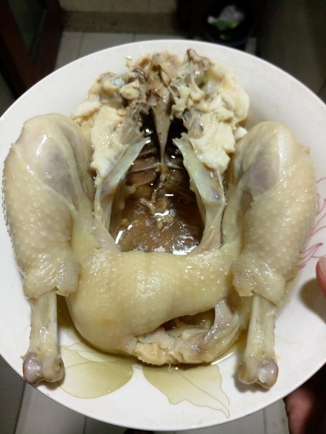 不油不膩！教你隔水蒸出「水晶雞」超簡單　婆媽讚不絕口「一隻雞都不夠吃」